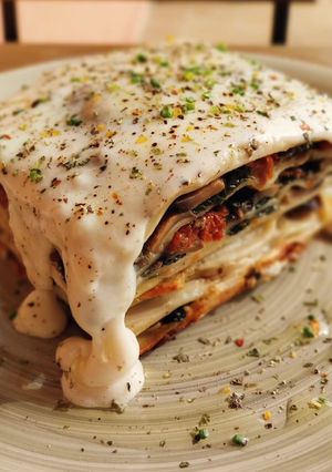 Una foto de Lasaña de champiñones, acelgas y tomate seco en aceite con bechamel de gorgonzola