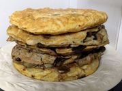 Una foto de alcachofas con berenjena y champiñón