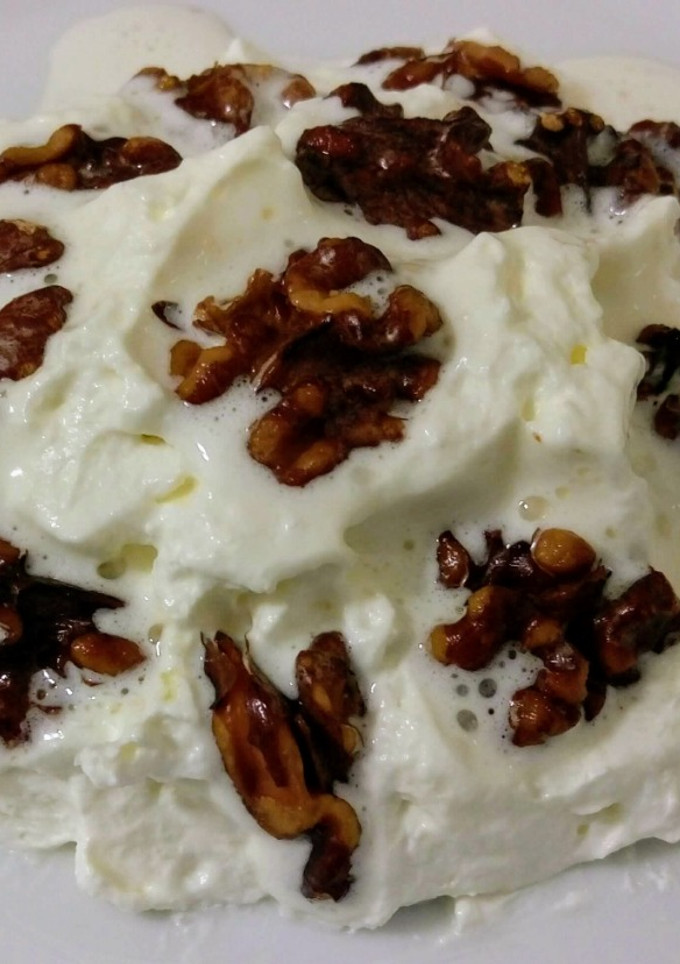 Una foto de Nata montada con nueces fritas