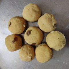A picture of Besan Suji ke Ladoo.