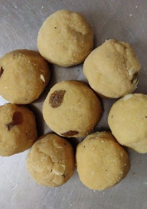 A picture of Besan Suji ke Ladoo.