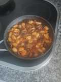 Gnocchis son champiñones en salsa de tomate