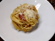Una foto de salsa carbonara