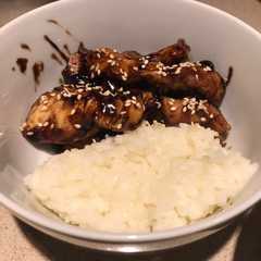 Una foto de Pollo teriyaki con arroz blanco🤤