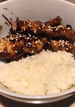 Una foto de Pollo teriyaki con arroz blanco🤤