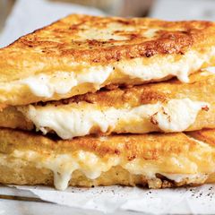 MOZZARELLA IN CARROZZA (FRIED MOZZARELLA SANDWICHES A picture of MOZZARELLA IN CARROZZA (FRIED MOZZARELLA SANDWICHES.