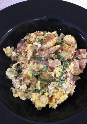 Una foto de Huevo con tocino y espárragos