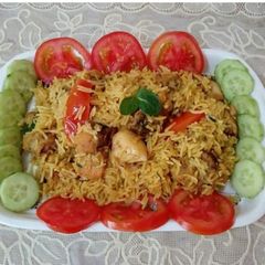 A picture of Chicken pulao 🍗🍗🍚🍅🥒🧅.