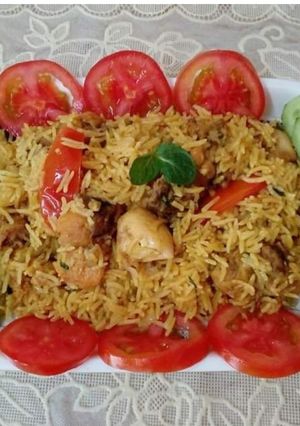 A picture of Chicken pulao 🍗🍗🍚🍅🥒🧅.