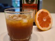 Una foto de bebida con alcohol de pomelo