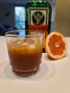 Una foto de Jägermeister y Pomelo
