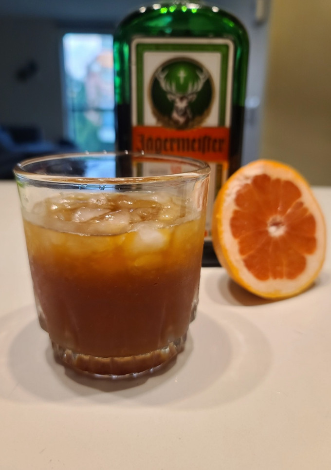 Una foto de Jägermeister y Pomelo