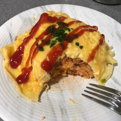 Tomato ketchup fried rice with omelette (kid’s omurice) A picture of Tomato ketchup fried rice with omelette (kid’s omurice).