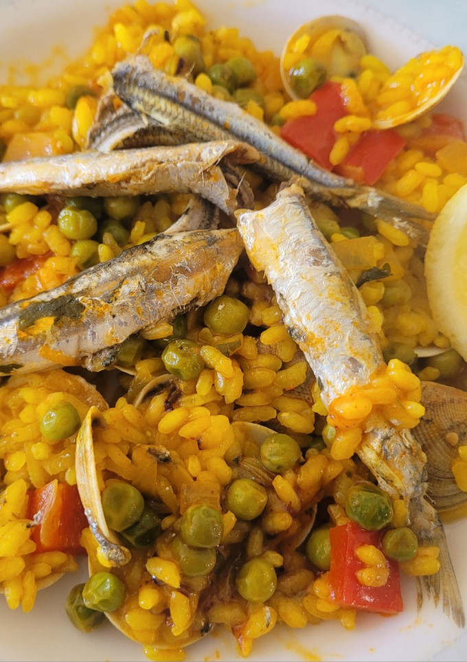 Una foto de Paella con boquerones, plato de Semana Santa
