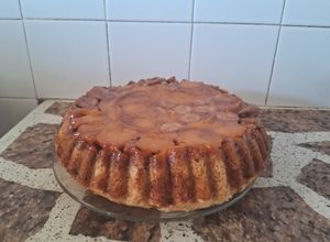 Una foto de Torta invertida de duraznos pelones y banana🍌🍑