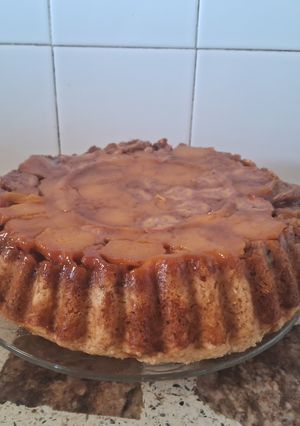 Una foto de Torta invertida de duraznos pelones y banana🍌🍑