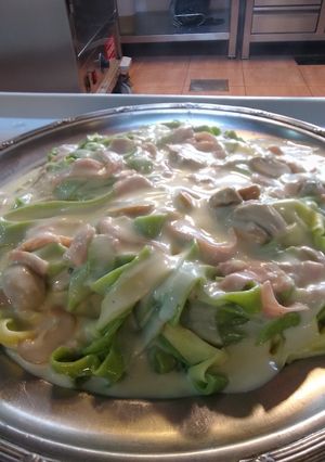 Una foto de Tagliatelle verde con jamón y crema
