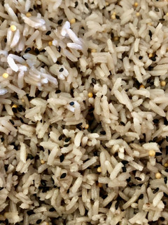 Una foto de Arroz con sésamo negro y semillas de mostaza