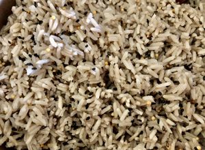 Una foto de Arroz con sésamo negro y semillas de mostaza