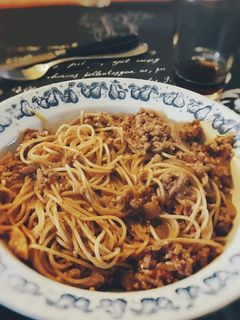 Una foto de Pasta con carne y tomate natural