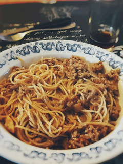 Una foto de Pasta con carne y tomate natural