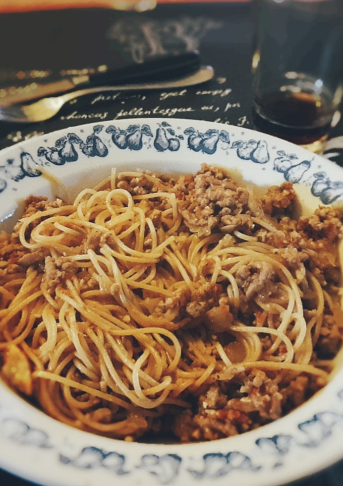Una foto de Pasta con carne y tomate natural