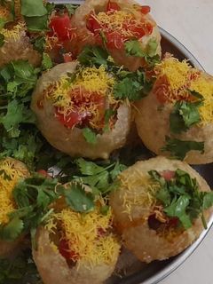 દહીં પૂરી (Dahi Puri Recipe In Gujarati) રેસીપી મુખ્ય ફોટો