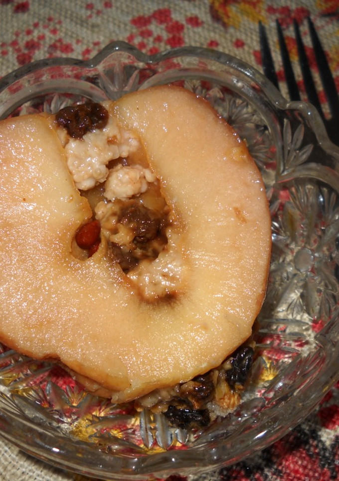 Una foto de Manzanas al horno rellenas con avena y pasas de uva