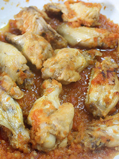 Una foto de Alitas de pollo con tomate triturado