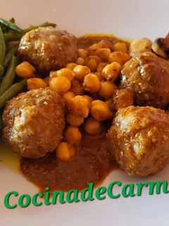 Una foto de Albóndigas al horno con garbanzos, judías y champiñones