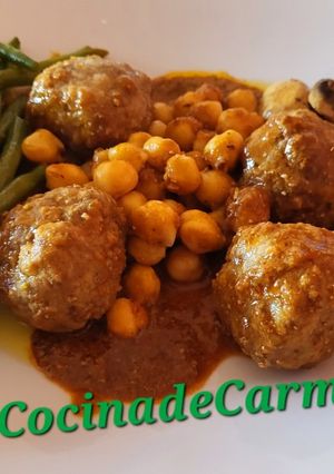 Una foto de Albóndigas al horno con garbanzos, judías y champiñones
