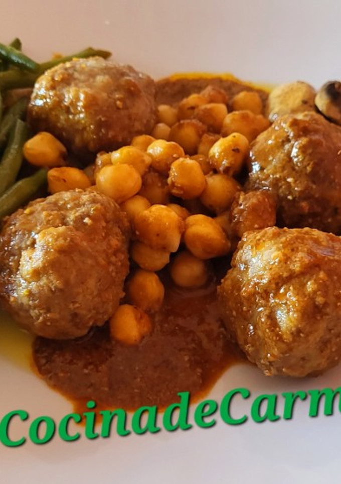 Una foto de Albóndigas al horno con garbanzos, judías y champiñones