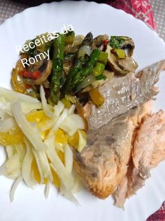 Foto de Salmão assado com Legumes salteados e Salada de Funcho e Laranja