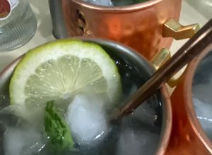 Una foto de Moscow Mule con Albahaca
