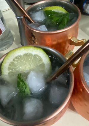 Una foto de Moscow Mule con Albahaca