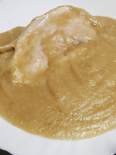 Una foto de Pollo con salsa de peras y setas