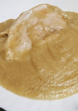 Una foto de Pollo con salsa de peras y setas