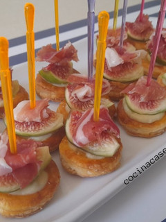 Una foto de Volován casero con higos y jamón