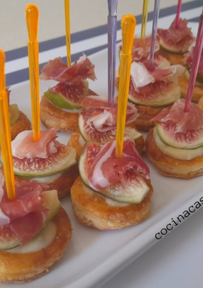 Una foto de Volován casero con higos y jamón