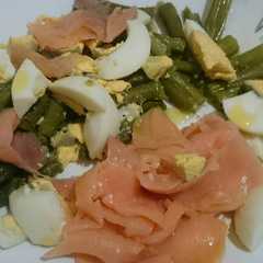Una foto de Ensalada de salmón, espárragos verdes y huevo