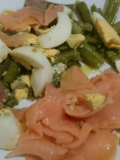 Una foto de Ensalada de salmón, espárragos verdes y huevo