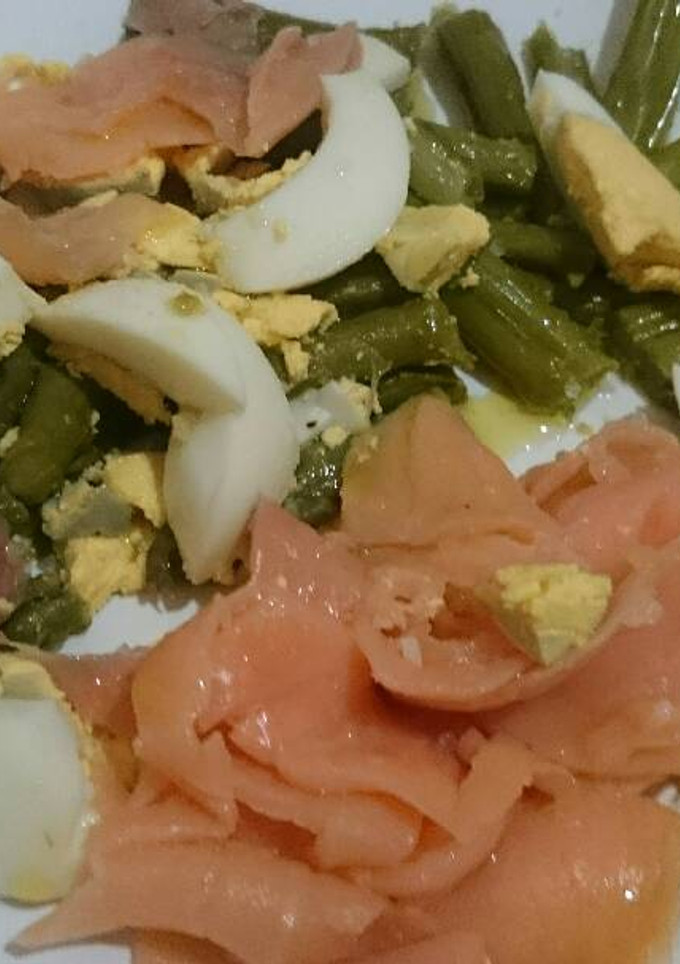 Una foto de Ensalada de salmón, espárragos verdes y huevo