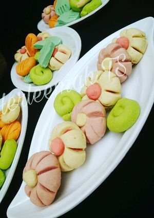 A picture of Colourful cookies.