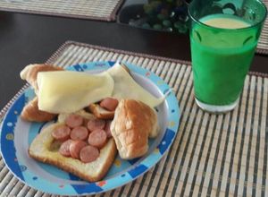 Una foto de Pan con salchicha para desayunar
