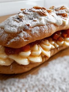 Una foto de Eclairs sin gluten de crema y albaricoque con chocolate blanco