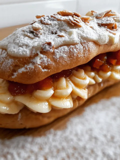 Una foto de Eclairs sin gluten de crema y albaricoque con chocolate blanco