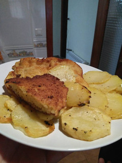 Una foto de Filetes de pollo con patatas
