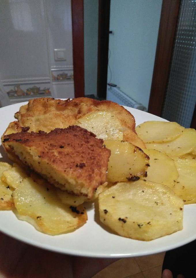 Una foto de Filetes de pollo con patatas