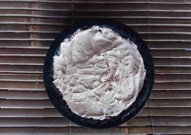 Simple Oreo Chocolate Pie (no bake)