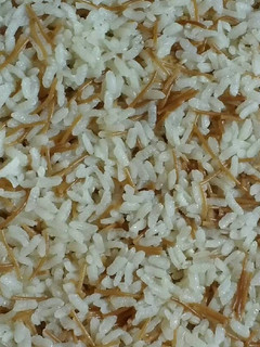 Una foto de Arroz blanco con fideos tostados